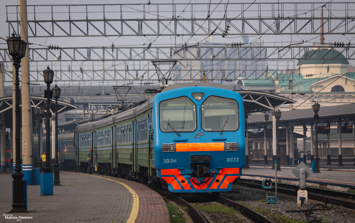 Электропоезд ЭД9М-0032 на вокзале Красноярск