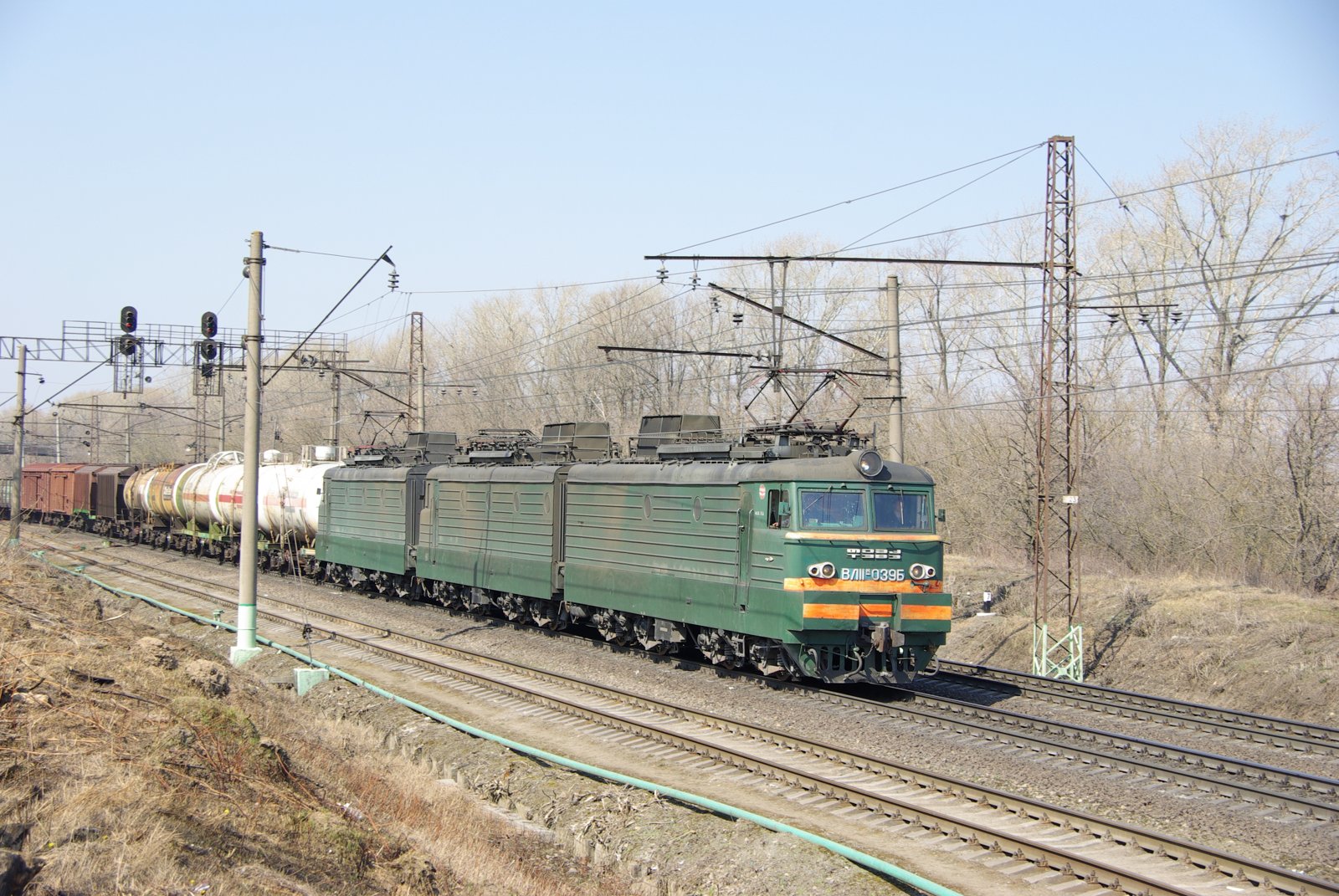 Трёхсекционный электровоз ВЛ11М-039 с грузовым составом
