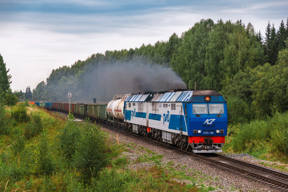 Тепловоз 2ТЭ70-008 с грузовым поездом