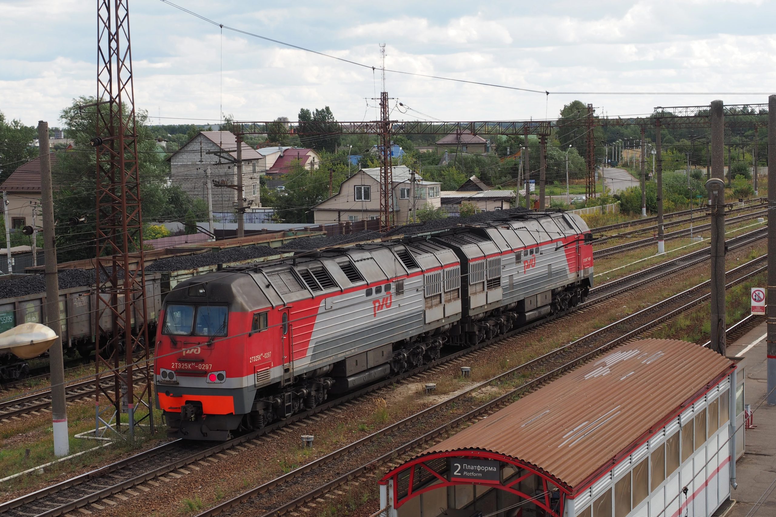 Тепловоз 2ТЭ25КМ-0297 с грузовым составом угля