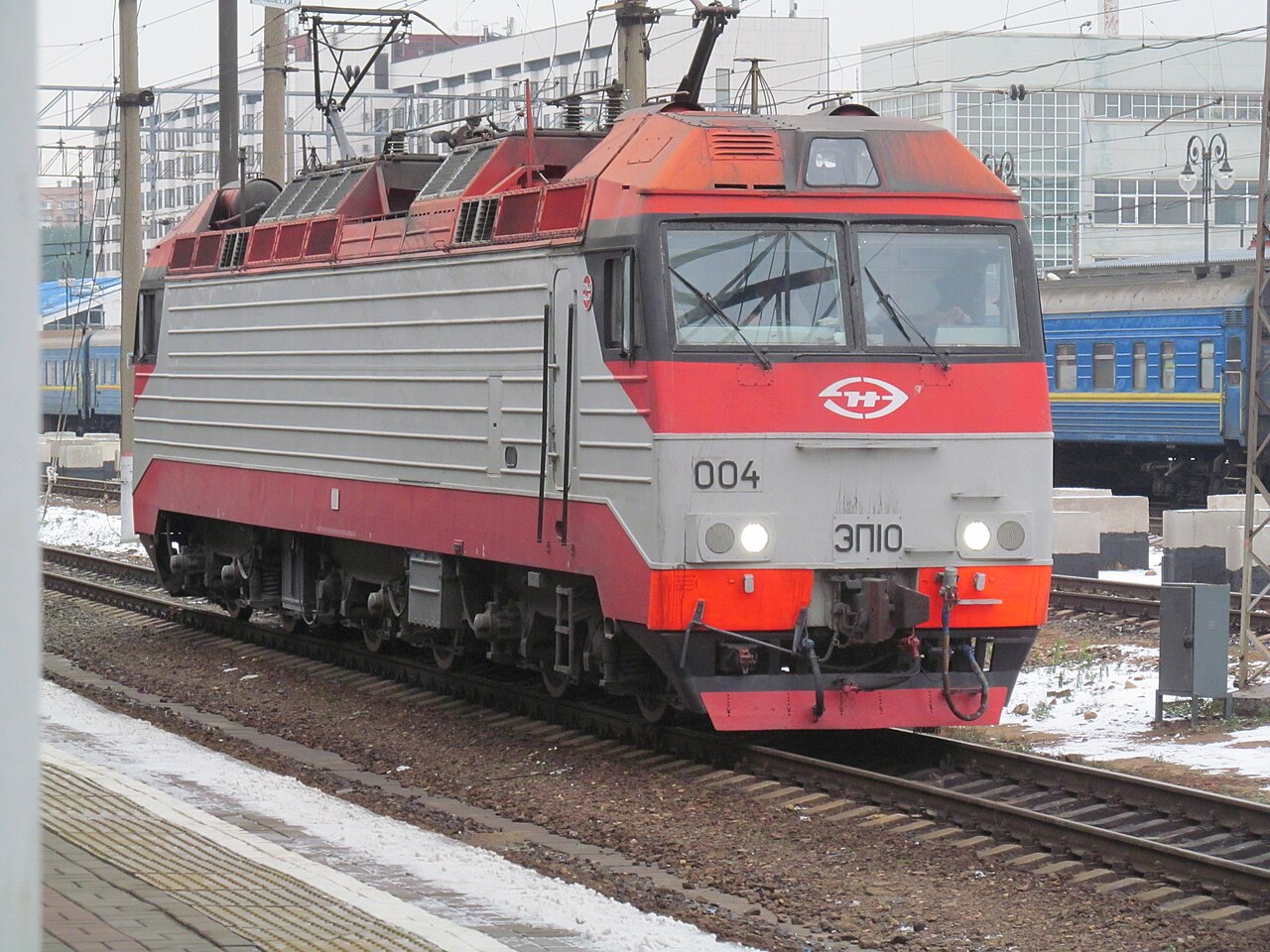 Электровоз ЭП10-004 на станции Москва-Киевская
