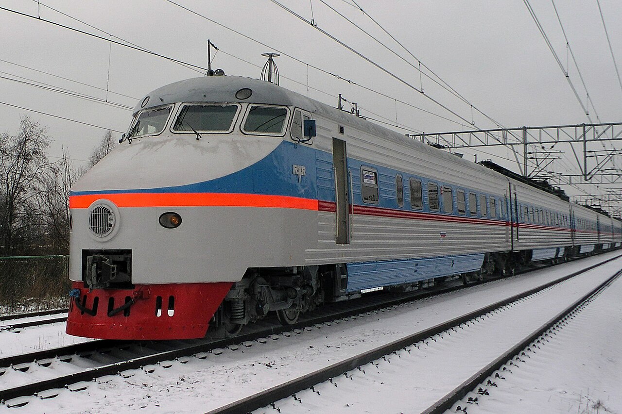 Электропоезд ЭР200 в пути на главном ходу