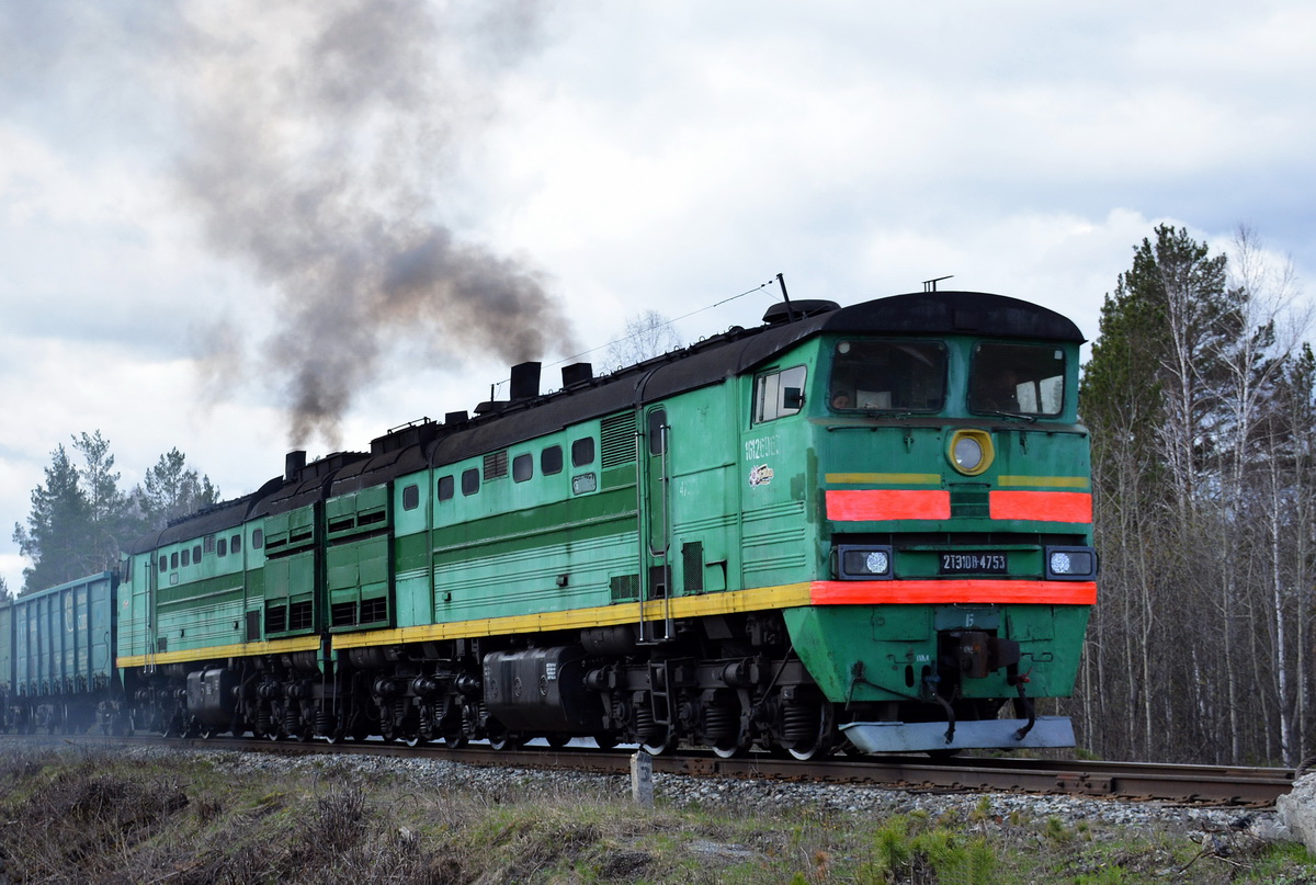 Тепловоз 2ТЭ10В-4753 с грузовым поездом