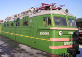 Электровоз ВЛ60 на путях
